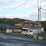 「サンウェーブ」の看板を天一マークと誤認するほどの興奮状態で、ふと見ると左奥にdod1972さんの写真で見た古民家と開店祝い花がっ!!