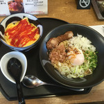 繁屋 - 2016/09/11
濃厚鰹醤油鶏白湯麺とチキンオムライスの小丼ぶり