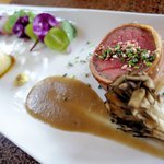 手打ち蕎麦とフレンチの やな木 - ＜2016年9月＞千屋牛のベーコン巻き、ホースラディッシュ風味、舞茸ソース、ズッキーニのセルクル、ラタトゥイユ詰め、青葡萄と紫キャベツのサラダ