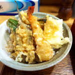 Sambi Ushi Share Dou - 〔ランチ〕ミックス天丼セット（そば付￥950）。海老は香りが良く、かぼちゃのほっこり感も好ましい