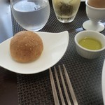 レ クルール - 自家製パン、オリーブオイル