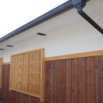 手打ち蕎麦 仙太郎 - 外観：お店の裏手は、板目と漆喰が綺麗