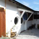 手打ち蕎麦 仙太郎 - 外観：外には、ベンチの喫煙処かな