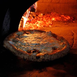 點餐後在石窯中烤制的熱騰騰的披薩是本店的招牌
