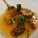 銀座 シェ・トモ - ニュージーランド産 仔羊のローストとメルゲーズ（仔羊のハンバーグ仕立て）添え　小さなラタトゥイユ クレソンと水菜のスティック添え