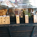寺子屋本舗 - 店頭で色々なお煎餅が焼かれています。