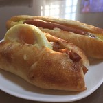 粉とクリーム - 惣菜パソはカレーかウインナーにかぎる。今日はテリヤキチキソ・玉子・ポテサラがのせられたゴゥジャスなものも。  自宅にて