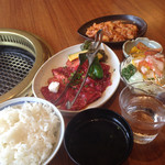 Yakiniku Hausu Kourakuen - 定食とホルモンで、1860円