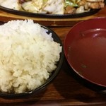 肉米 雄一飯店 - 麦飯(中)とスープ