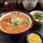 すみれ - ラー博は俺の社員食堂。  平日限定、味噌ラーメソラソチ！  今日はマーボー丼を選択。マーボー丼は辛さ控えめ、食べやすい。ボリュームプリタツのラーメソラソチ。