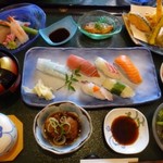 しめ寿司 - ◆一人分でも、かなりのボリューム感。
            「握り」「天ぷら」「お刺身」「茶碗蒸し」「サラダ」「お吸い物」「小鉢2種」など。