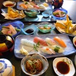 しめ寿司 - ◆ランチメニューは1600円からありますけれど、二人とも「寿司ランチ（2500円：外税）をオーダー。
            品数がありますので、テープル一杯にお料理が並びました。