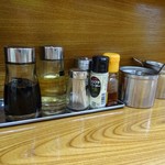 覚壱家 - 卓上の調味料類