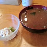 すし処おくむら - 味噌汁と一品付きます