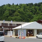 Okueigenji keiryuunosato - 道の駅　奥永源寺渓流の里、本屋の旧校舎と、テント屋根の屋外フードコート。