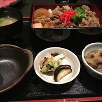 米澤牛DINING べこや - 米沢牛すきやき重1500円。温泉卵を掛けて頂きます