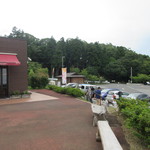 一夜城 ヨロイヅカ・ファーム - 右奥が駐車場