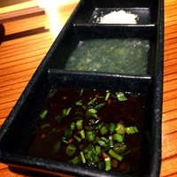 熟成ホルモン・山形牛 炭火焼肉 牛語 - 2種類のタレと塩