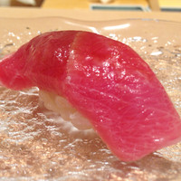 鮨 木島 - トロ。全体的に、やはり「やま中」さんを思わせる、シンプルな装い。