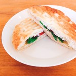 High-Five COFFEE STAND - フォカッチャを使用したプレスサンド。ボリュームもしっかり。中身は週替わりです！