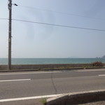 ラーメン楽 - 海の横です