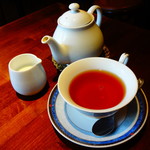 ティーハウスラルゴ - 1杯目　※紅茶は最初から濾してます