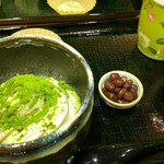 おさだ苑本店 - ソフトクリームに小豆をのせてお抹茶をかけます♪