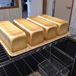 パン工房麦笑 - ミミまで食べれる食パンは一番人気！