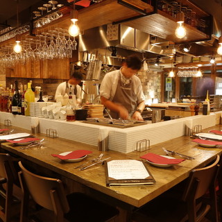 Recommended for a date, this restaurant mainly has counter seats so you can feel immersive.