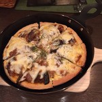 バー ペンタトニック - おつまみにミニピザなどいかがでしょうか? 具材は日によって変わります。