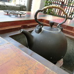 Jioufen Teahouse - お湯はずっとぐつぐつ沸いてます