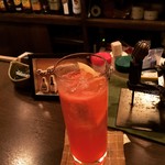 バー ペンタトニック - フレッシュのルビーグレープフルーツのスプモーニ。