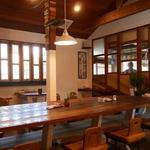 手打ち蕎麦 仙太郎 - 内観：大船（大テーブル）と窓と