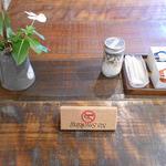 手打ち蕎麦 仙太郎 - 内観：テーブルセット No Smoking が逆！すいません！