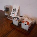 手打ち蕎麦 仙太郎 - テーブルセット：藻塩・七味・そばの実・ショップカード