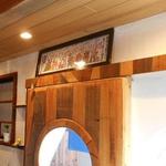 手打ち蕎麦 仙太郎 - 内観：入口ドアの上の絵もいい