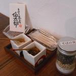 手打ち蕎麦 仙太郎 - テーブルセット：藻塩・七味・そばの実・ショップカード