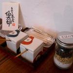 手打ち蕎麦 仙太郎 - テーブルセット藻塩・七味・そばの実・ショップカード