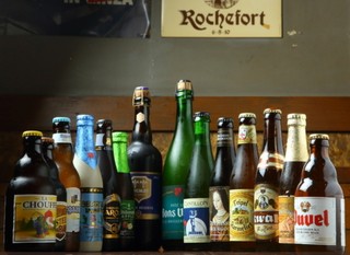 h Belgian Beer Pub Favori - 常時150種類以上のベルギービール。