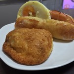 粉とクリーム - 惣菜パソはカレーかウインナーにかぎる。今日はハムエッグポテサラというボリュームプリタツなものも。