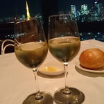 オレゴンバー アンド グリル - よく冷えた辛口の白ワインも美味しい