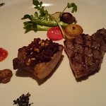 オレゴンバー アンド グリル - メインのお肉料理
お肉はサーロインと豚のステーキ
サーロインの焼き加減はミディアムレアで
炭火で焼いているお肉は食べると美味しい