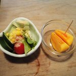 末広寿司 - サラダと柿