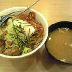 松屋 - 2010/11/02　ビビン丼430円849kcal、キムチと半熟玉子のハーモニーがいいね。