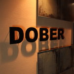 DOBER - 夜に輝くDOBERの文字