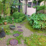 茶房 うえだ - 玄関前の庭