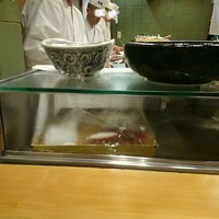 東鮨 新店 - カウンター前
                      (手前が店長)