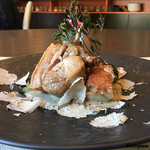 カーサ・デル・チーボ - 鶉のもも肉のコンフィと胸肉は真空調理でパサつきを抑え