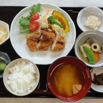 味蔵　月あかり - 『週替わり定食』　今週は、低カロリーでやわらかい！信州を代表する銘柄鶏「信州福味鶏」をサクッと揚げて、自慢の信州味噌の味噌だれをかけた「福味鶏の味噌カツ」をメインでお出しいたします。他にも、飯山伝統の郷土食「いもなます」や、懐かしい母ちゃんの味「凍り豆腐の煮物」、旬の秋野菜を使用したお味噌汁などが付く、飯山の旬の味、郷土の味満載の定食です。　980円