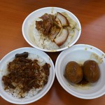 黄記滷肉飯 - コンロウファン、魯肉飯(小)、滷蛋です。(2016年8月)